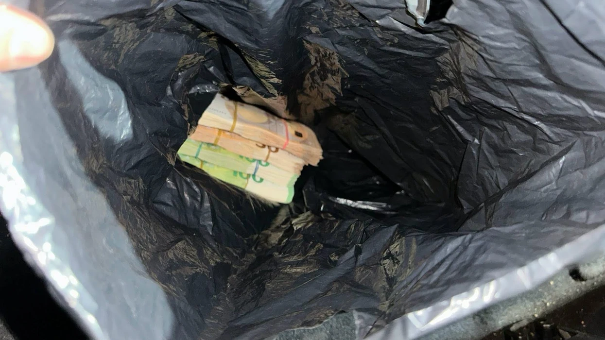 “Nuk kam asgjë për të deklaruara”, tha udhëtari por Dogana ia gjen mbi 30 mijë euro në veturë
