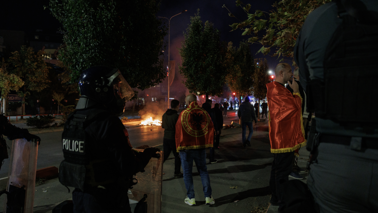 12 persona kanë kërkuar ndihmë mjekësore, njëri prej tyre polic