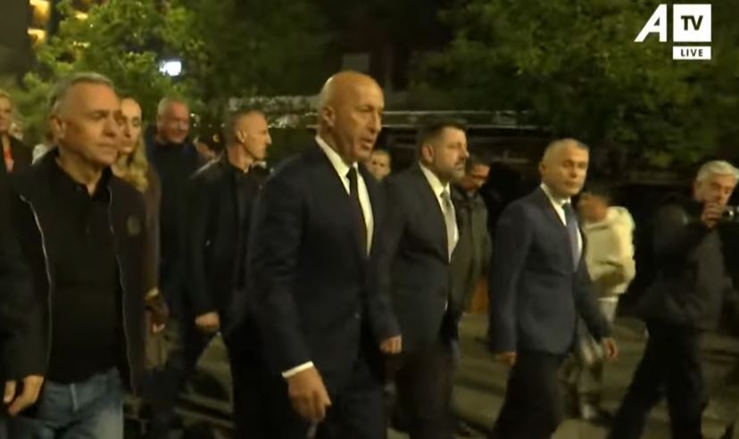 Ramush Haradinaj hyn në mesin e protestuesve: Shpresuam që po votojmë sonte, po na dhimbeni ju, vendi dhe ata atje