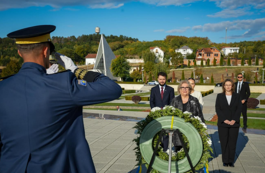 Ditën e parë si presidente Shirkoka-Pula e nis me homazhe në Prekaz, Rugova e Demaçi: Kosova është ndërtuar mbi sakrificë e vizion